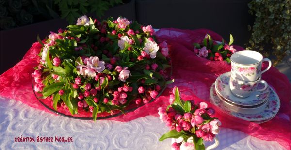 Blütenkranz auf pinkem Tischtuch